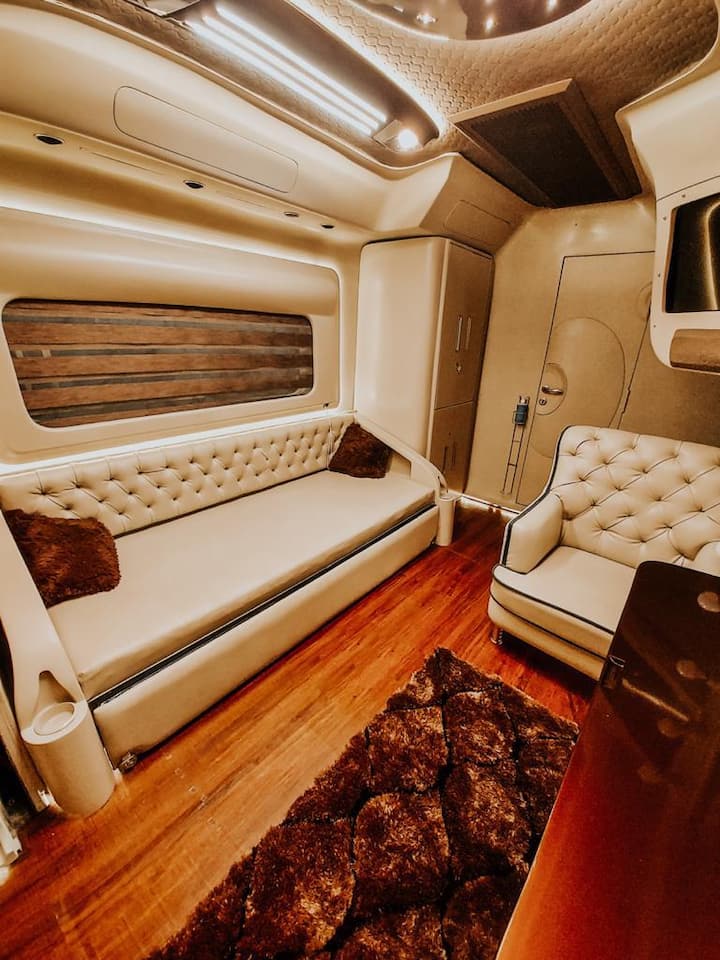 पर्यटनाकरता कॅराव्हॅन उपलब्ध करून देणारं देशातील महाराष्ट्र हे पहिलं राज्य आहे.