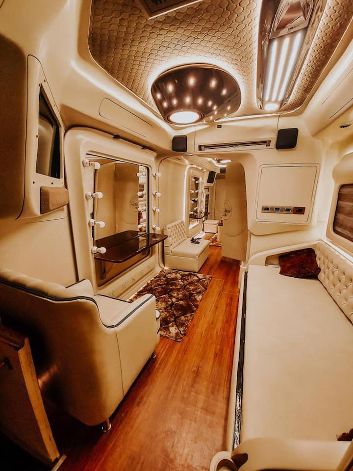 राज्यात निसर्गरम्य समुद्र किनारे, ऐतिहासिक किल्ले, थंड हवेची ठिकाणं आहेत. पैकी अनेक ठिकाणी हॉटेल किंवा निवासाची सोय कमी प्रमाणात उपलब्ध आहे.