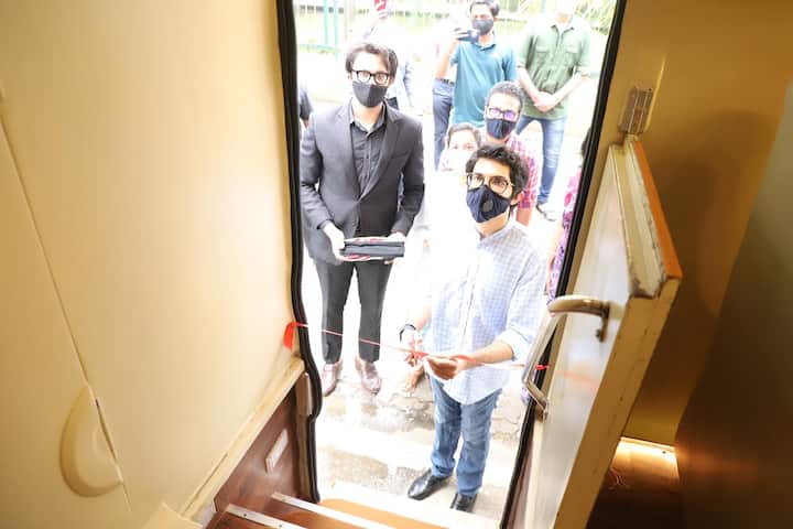 या व्हॅनमध्ये टेबल, खुर्ची, छोटे स्वयंपाकघर, टीव्ही, इलेक्ट्रीसीटी, फ्रीज, टॉयलेट, बेड्स अशा सुविधा उपलब्ध आहेत.