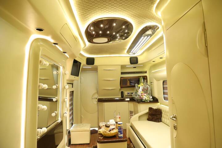 अशा ठिकाणी कॅराव्हॅन किंवा कॅम्परव्हॅनच्या साहाय्याने पर्यटकांना निवासासहित इतर सर्व सोयीसुविधा MTDCकडून उपलब्ध करून देण्यात येत आहेत. ही बाब डोळ्यासमोर ठेवून कॅराव्हॅन पर्यटन धोरण तयार करण्यात आले आहे.