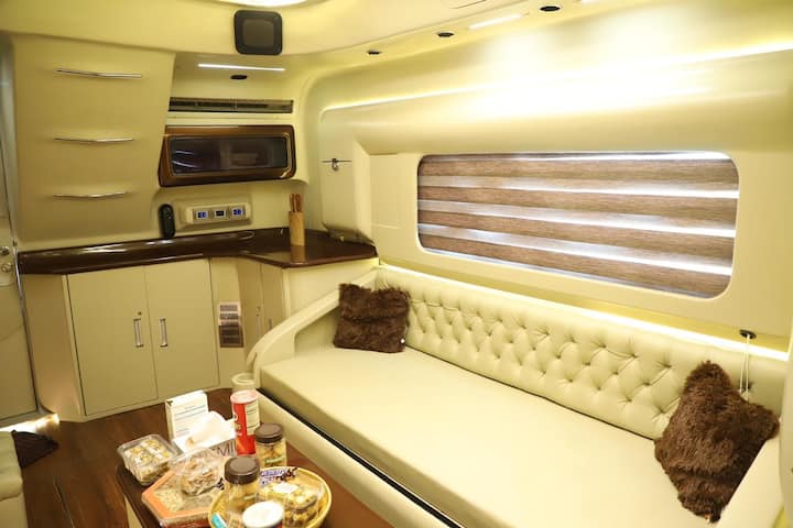 तुम्हाला तर का या व्हॅननं प्रवास करत लक्झरीअस प्रवासाचा अनुभव घ्यायचा असेल