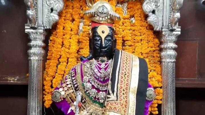 आजच्या सोहळ्या निमित्त विठुरायाला पारंपरिक पद्धतीने गुराख्याच्या पोशाखात सजविण्यात आलं.