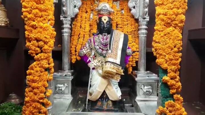विठुरायाला आज पांढरे धोतर, खांद्यावर खास रेशमी घोंगडी, डोक्यावर सोन्याची पगडी आणि हातात चांदीची काठी असे अनोखे रूप देण्यात आले होते.