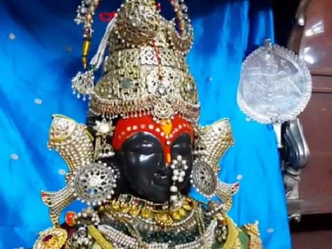 विठुराया गुराखी तर रुक्मिणी विजयालक्ष्मीच्या रूपात.. पाहा फोटो विठुराया गुराखी तर रुक्मिणी विजयालक्ष्मीच्या रूपात.. पाहा फोटो