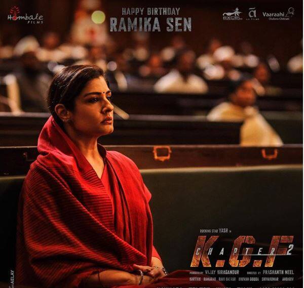 वाढदिवसाच्या निमित्ताने रविनाने 'केजीएफ चॅप्टर 2' या आगामी चित्रपटातील लूक रिविल केला आहे. याचा फोटो रविनाने स्वतः आपल्या इन्स्टाग्राम अकाउंटवर शेअर केला आहे. (credit : @officialraveenatandon)