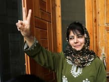 मेहबूबा मुफ्ती यांच्या तिरंग्याबद्दलच्या वक्तव्यानं काश्मीरचं राजकीय वातावरण पेटलं