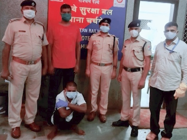 Mumbai - Man arrested for throwing iron rod at local railway track झोपमोड झाल्याने लोकल ट्रेन रुळांवरुन पाडण्याचा प्रयत्न, मुंबईत माथेफिरुला अटक