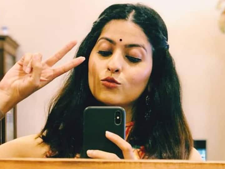 दरम्यान, हे अभिज्ञा भावेचं दुसरं लग्न आहे. सध्या अभिज्ञा भावेची 'रंग माझा वेगळा' या मालिकेत नुकतीच एन्ट्री झाली आहे. तसचे काही दिवसांपूर्वी अभिज्ञा 'चला हवा येऊ द्या'मध्येही कॉमेडी स्किट्स करताना दिसली होती.