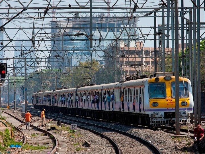 Railways positive to start local trains for general public सर्वसामान्यांसाठी लोकल सुरू करण्यास रेल्वे अनुकूल; पण..