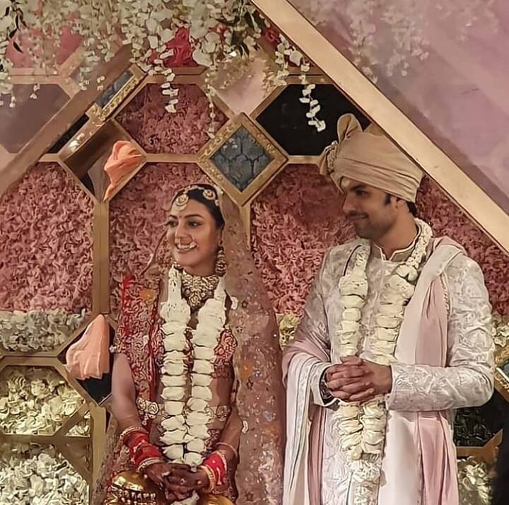 काजलच्या वेडिंग वेन्यूचे फोटोही सोशल मीडियावर व्हायरल होत आहेत. वेडिंग वेन्यू पांढऱ्या फुलांनी सजवण्यात आला होता. 