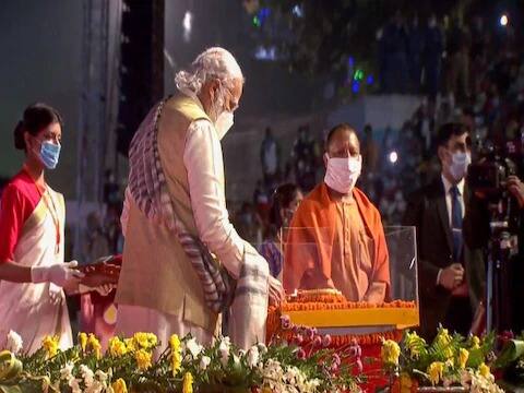 काही जणांना मात्र त्यांचा परिवार आणि परिवाराचे नाव हाच वारसा वाटतो, असे मोदी म्हणाले.