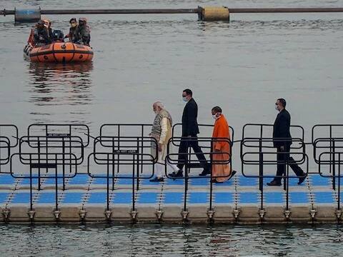 वाराणसीमध्ये पंतप्रधान नरेंद्र मोदी यांनी देवदीपावली महोत्सवात भाग घेतला.