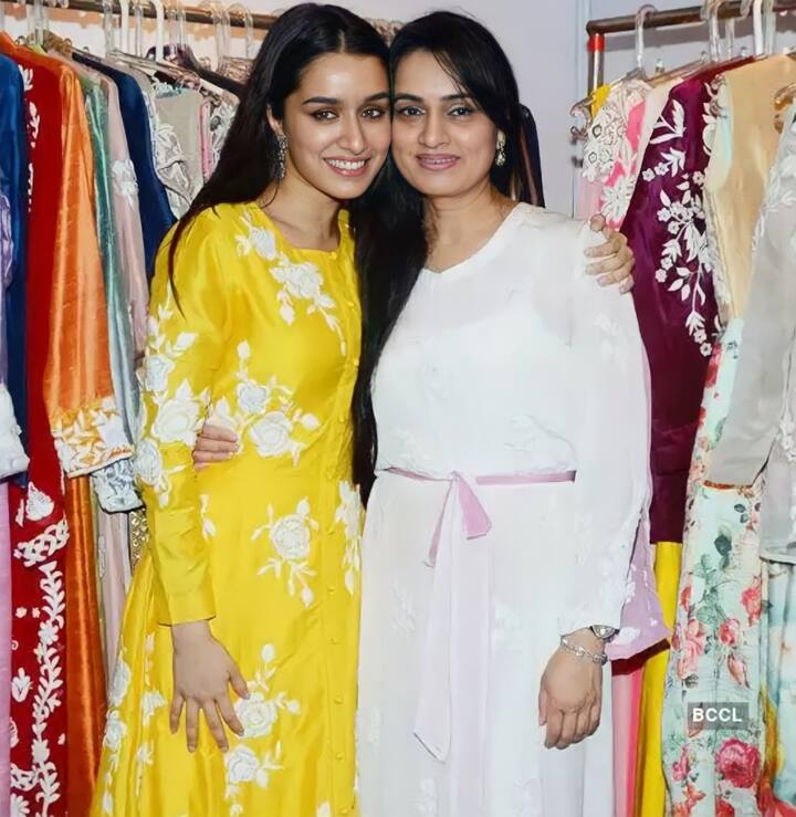 अभिनेत्री पद्मिनी कोल्हापुरे या श्रद्धा कपूरच्या मावशी आहेत. 