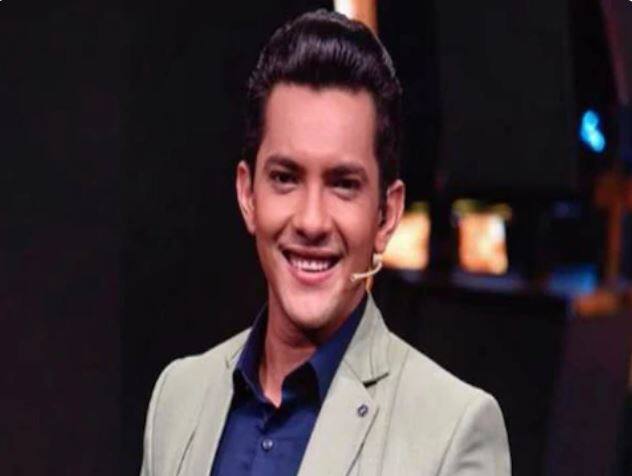 प्रसिद्ध गायक आणि टीव्ही होस्ट आदित्य नारायणने आपली गर्लफ्रेंड श्वेता अग्रवालसोबत रोका केला. आदित्यच्या रोका सेरेमनीचे फोटो सोशल मीडियावर व्हायरल होत आहेत. 