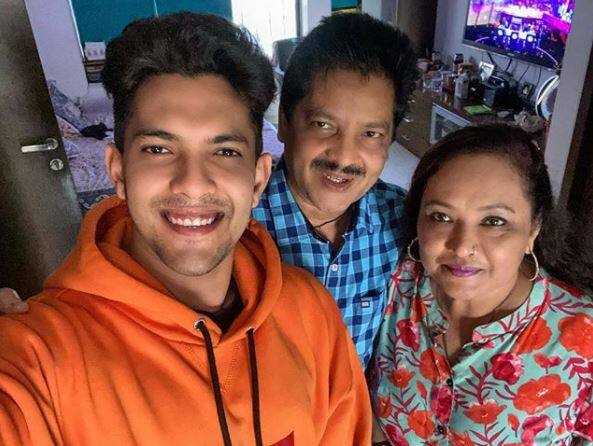 बॉलिवूडमधील प्रसिद्ध गायक आदित्य नारायण हा 90च्या दशकातील प्रसिद्ध गायक उदित नारायण यांचा मुलगा आहे. (Photo Credit : @adityanarayanofficial)