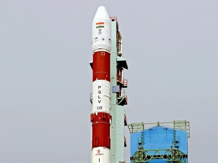 ISRO PSLV C49 successfully launches EOS 01 radar imaging satellite can capture all weather image ISRO EOS-01| इस्त्रोकडून अर्थ ऑब्जर्व्हेशन सॅटेलाईटचं यशस्वी प्रक्षेपण, आता आंतराळातूनही शत्रूवर नजर शक्य