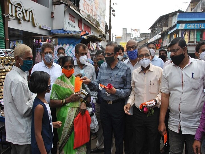Gandhigiri style welcome in Kolhapur for wearing mask कोल्हापुरात विनामास्क फिरणाऱ्या नागरीकांचे गांधीगिरी पद्धतीने स्वागत!