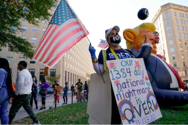 अनेक लोक जो बायडन यांच्या विजयामुळे भावूक झाले होते. सध्या आतापर्यंत अमेरिकेत शांतता आहे. त्यामुळे जो बायडन यांच्या विजयाचं अमेरिकेतील नागरिकांना स्वागत केलं आहे, असं   म्हटलं तर वावगं ठरणार नाही. 