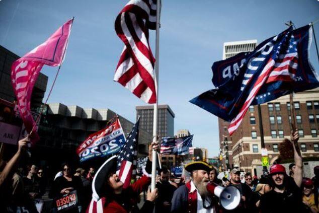 निवडणुकांचा निकाल जाहीर होण्यापूर्वी अमेरिकेतील परिस्थिती तणावपूर्ण होती. तसेच निकालांनतर हिंसा होऊ नये या पार्श्वभूमीवर आवश्यक ती सर्व काळजी घेण्यात आली होती. तसेच   पोलिसांचा मोठा फौजफाटाही तैनात करण्यात आला आहे. 