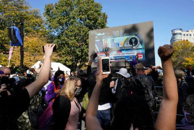 अमेरिकेतील वेगवेगळ्या भागांत राष्ट्रपती पदाच्या निवडणुकांचे निकाल जाहीर झाल्यानंतर वेगवगेळ्या प्रतिक्रिया उमटताना दिसत आहेत. काही ठिकाणी उत्साहाचं वातावरण आहे. तर काही   ठिकाणी आंदोलन करण्यात येत आहेत. 