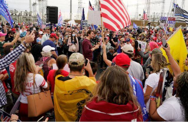 डोनाल्ड ट्रम्प ज्यावेळी गॉल्फ खेळून व्हाइट हाऊसमध्ये परतत होते. त्यावेळी रस्त्याच्या दुतर्फा त्यांचे समर्थक आणि विरोधी यांची गर्दी जमा झाली होती. 