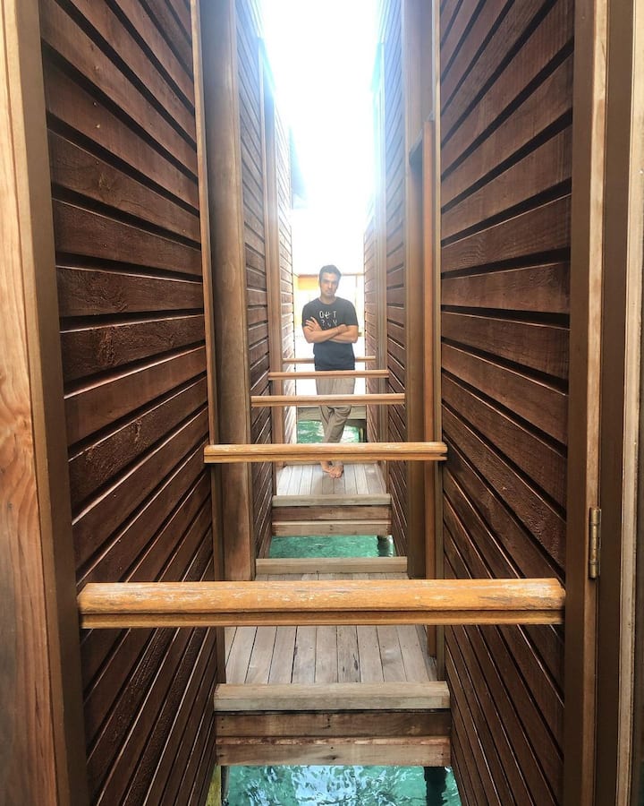 गेल्या महिन्यात अभिनेत्री काजल अग्रवालने व्यावसायिक गौतम किचलूशी लग्न केले. लग्नानंतर काजलचे एकामागून एक असे अनेक फोटो सोशल मीडियावर व्हायरल झाले. याच भागात आता काजलचा पती गौतमचा एक फोटो सोशल मीडियावर व्हायरल होत आहे, जो त्यांच्या हनीमूनशी जोडला जात आहे. फोटोत गौतम समुद्राच्या किनाऱ्यावरील कॉटेज सारख्या ठिकाणी दिसत आहे. त्याचा हा फोटो काजलने घेतल्याचे बोलले जात आहे.