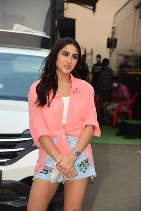 डेनिम शॉर्ट्समध्ये साराचा लूक, गुलाबी शर्ट एकदम मस्त दिसत होता.