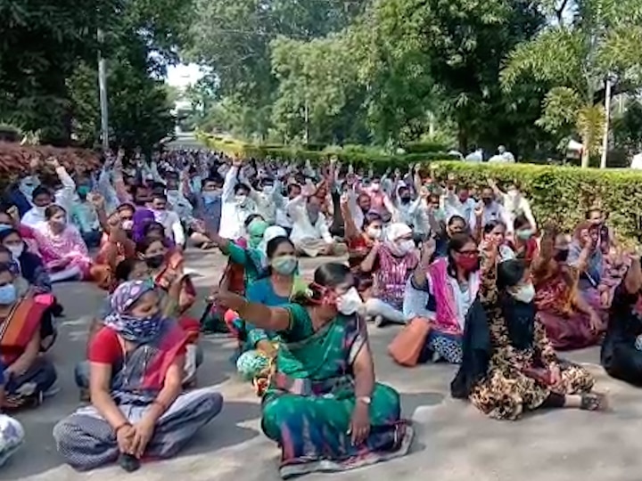 Rahuri Minister of State Tanpure met the protesters of the Agricultural University राहुरी राज्यमंत्री तनपुरे यांनी घेतली कृषी विद्यापीठाच्या आंदोलकांची भेट, चर्चा निष्फळ