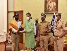 जिगरबाज आबासाहेब सावंतांच्या पाठीवर गृहमत्र्यांची शाबासकीची थाप, कारवाईसाठी केलेला बोनेटवर जीवघेणा प्रवास