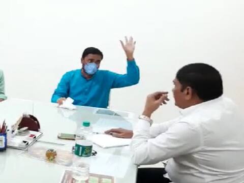 महावितरणच्या हलगर्जीपणाचा शेतकऱ्यांना फटका, आमदार देवेंद्र भुयारांची अधीक्षक अभियंत्याना जिवंत जाळण्याची धमकी महावितरणच्या हलगर्जीपणाचा शेतकऱ्यांना फटका, आमदार देवेंद्र भुयारांची अधीक्षक अभियंत्याना जिवंत जाळण्याची धमकी