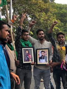 PHOTO : निकालाच्या आधी लालूंच्या घरासमोर अनोखं सेलिब्रेशन, खास फोटो घेऊन कार्यकर्त्यांची गर्दी