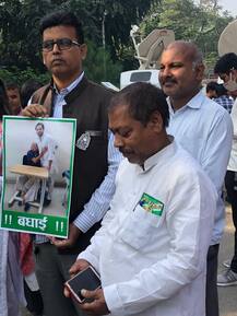 PHOTO : निकालाच्या आधी लालूंच्या घरासमोर अनोखं सेलिब्रेशन, खास फोटो घेऊन कार्यकर्त्यांची गर्दी