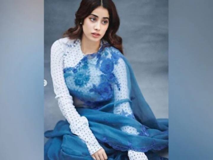  जान्हवी या फोटोंमध्ये क्लासिकल स्टाईलमध्ये दिसत आहे. काही काळ जुन्या काळात जायचं आहे, असं जान्हवीने म्हटलं. 