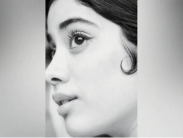 जाह्नवीने फोटो शेअर करताना कॅप्शनमध्ये लिहिले, 1950 चा इरा एक दिवस जगले, मजा आली.