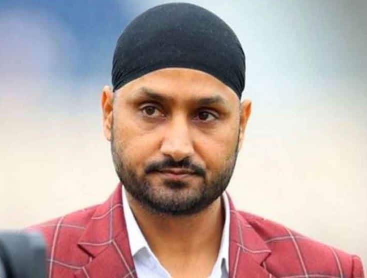 suryakumar yadav is indian ab de villiers says harbhajan singh IPL 2020 संपलं तरी 'या' खेळाडूची चर्चा; हजभजन सिंह म्हणतो हा भारताचा एबी डिविलियर्स