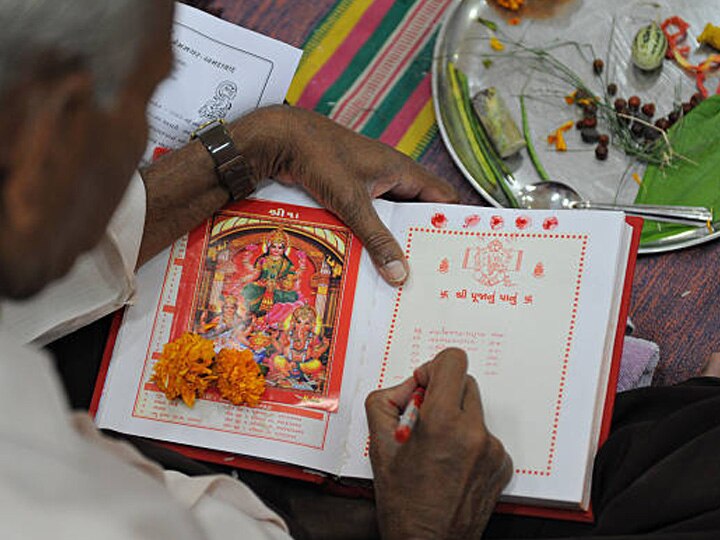 Lakshmi Pujan 2020 ritual of lakshmi puja and laxmi puja muhurat Lakshmi Pujan 2020 : लक्ष्मीपूजनाचा शुभ मुहूर्त कोणता? कसं करावं लक्ष्मीपूजन?