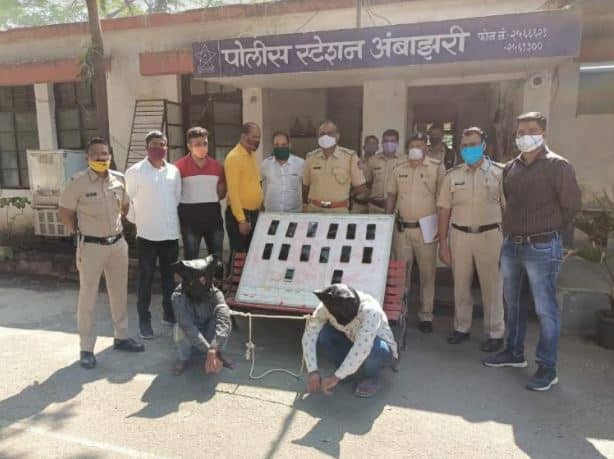 विमानाने नागपूर गाठून गर्दी असलेल्या बाजारात मोबाईलची चोरी, झारखंडमधील टोळीला बेड्या A gang from Jharkhand arrested by Nagpur Police for stealing a mobile phone in a crowded market विमानाने नागपूर गाठून गर्दी असलेल्या बाजारात मोबाईलची चोरी, झारखंडमधील टोळीला बेड्या