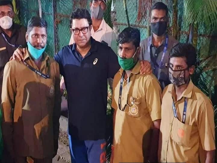 MNS chief Raj Thackerays photo with BMC workers at Shivaji Park goes viral सफाई कर्मचाऱ्यांसोबत राज ठाकरे यांच्या फोटोची चर्चा