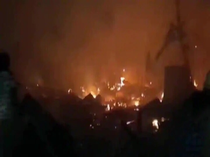 Fire breaks out in Kolkata New Town in Nivedita pally several  houses damaged कोलकाताच्या न्यू टाउन झोपडपट्टीत भीषण आग; अनेक घरे आगीच्या भक्ष्यस्थानी