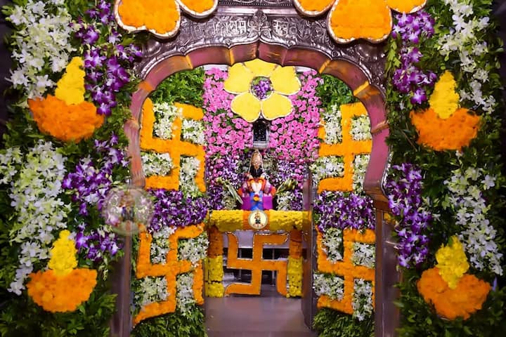   दिवाळी पाडव्यानिमित्त आज मंदिर विठ्ठल मंदिरात आकर्षक फुलांची सजावट करण्यात आली आहे. 