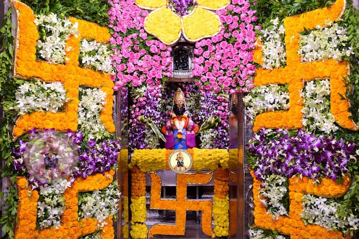 गाभाऱ्यात फुलांनी स्वतिक, ओम साकारले आहेत. 