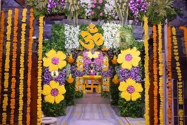 आठ महिन्यांनी विठुराया आणि भाविकांची भेट झाली आहे. पहिल्या भाविकाने सकाळी सहा वाजता दर्शन घेतलं. 