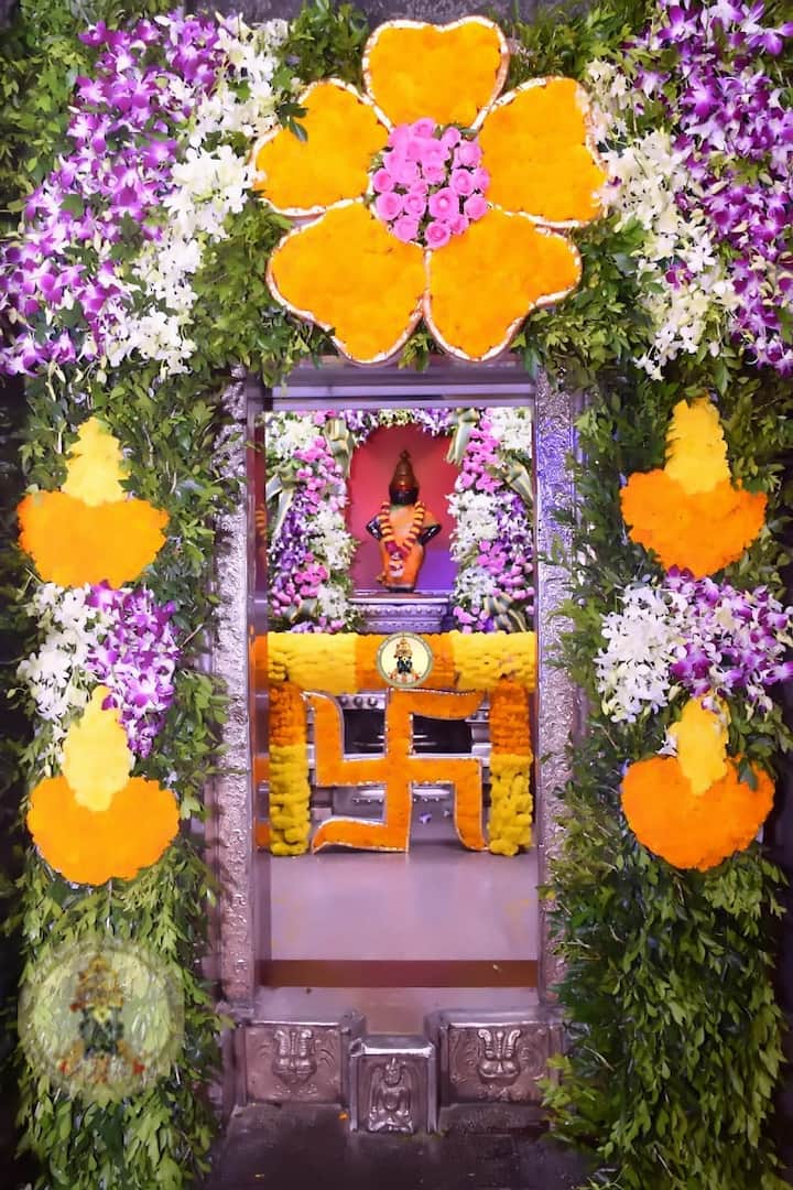 तापमान तपासून भाविकांना आत सोडलं जात आहे. तर तीन वेळा सॅनिटाईज केलं जात आहे.