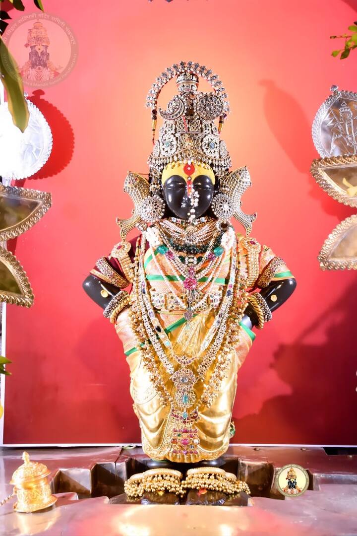  रुक्मिणी मातेला पिवळ्या रंगाची साडी नेसवण्यात आली आहे. 