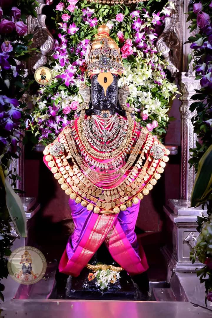  विठ्ठलला आज निळ्या रंगाचे धोतर नेसवण्यात आले आहे.