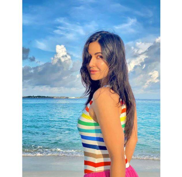 कतरिना कैफने फोटो शेअर करत कॅप्शनमध्ये लिहिलं आहे की, 'पॅराडाइज'. चाहत्यांनी कतरिनाच्या या फोटोवर लाईक्सचा वर्षाव केला आहे. सोशल मीडियावर कतरिनाचा हा फोटो व्हायरल   होत आहे.  