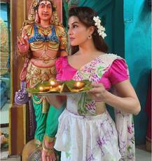 जॅकलीन फर्नांडिसचे साडीतील क्लासी लूक्स; तुम्हीही घेऊ शकता फॅशन टिप्स