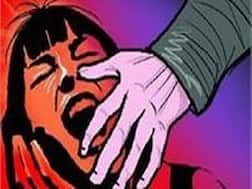 रस्त्याच्या कडेला उभे राहून मैत्रीणीची वाट पाहणाऱ्या अल्पवयीन मुलीचं अपहरण करुन बलात्कार