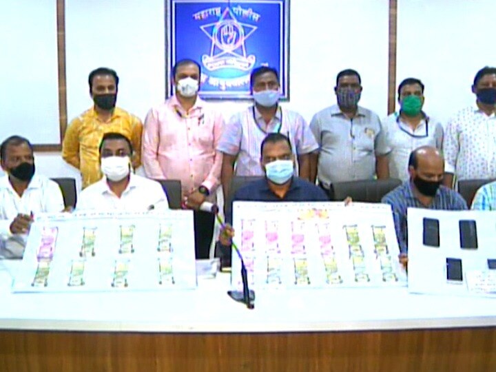 Four arrested with fake notes worth Rs 11.49 lakh Action taken by Thane City Anti-Ransom Squad 11.49 लाखांच्या बनावट नोटांसह चौघांना अटक; ठाणे शहर खंडणी विरोधी पथकाची कारवाई