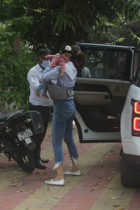  भारतात सरोगसी बँन असल्यामुळे शिल्पा शेट्टीच्या मुलीच्या सरोगेट आईने तिला विदेशात जन्म दिला आहे.